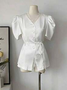 Blusa de satén con cuello en V, parche de encaje y mangas con volantes - Blanco - Ver 4