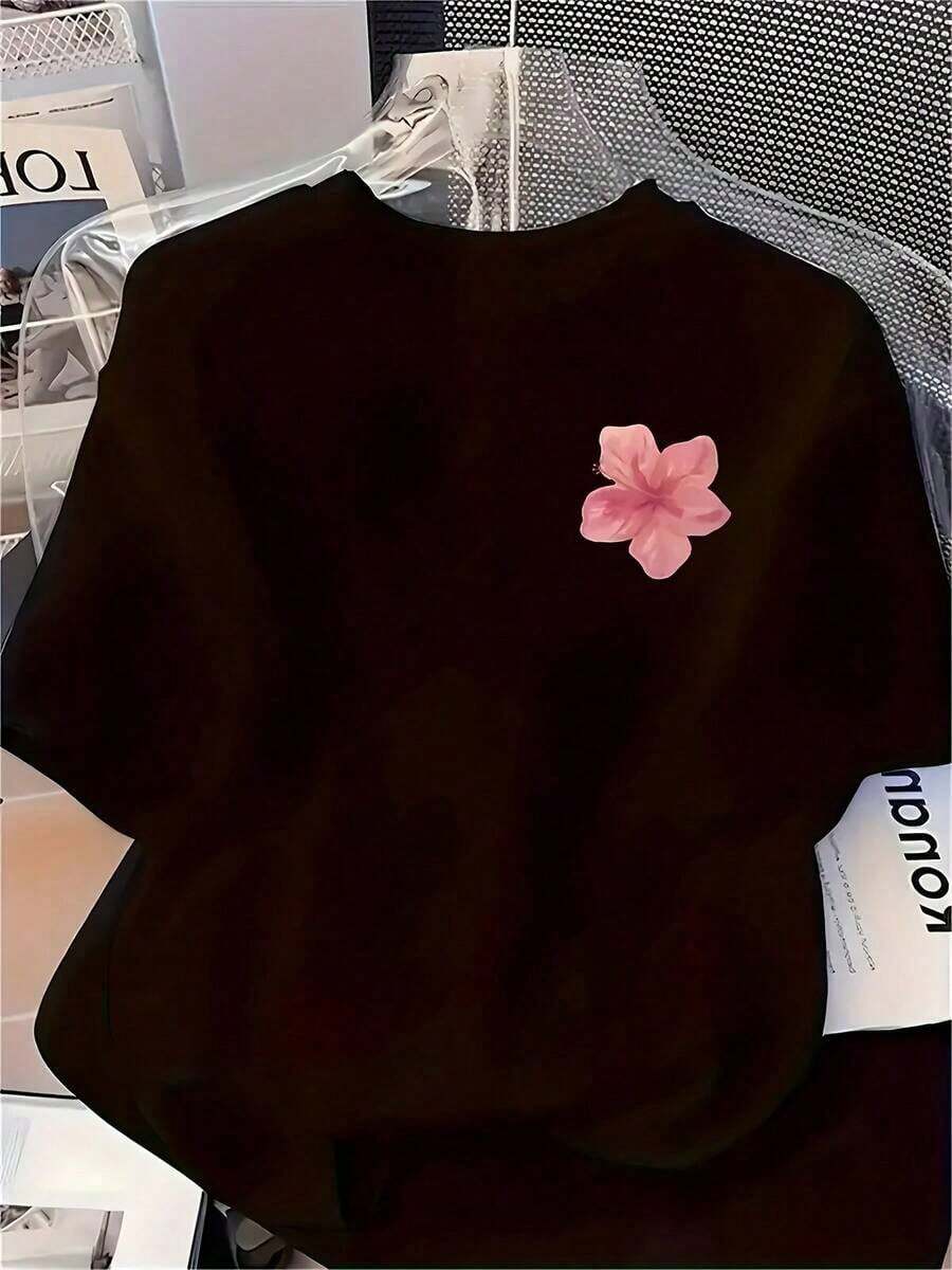 Camiseta de manga corta de talla grande para mujer - Camiseta básica casual de corte holgado, elegantes tops de poliéster, camiseta de manga corta estampada a la moda para mujer, con decoración floral en el pecho izquierdo, top casual de cuello redondo para todas las estaciones, transpirable y cómoda. - Negro - Ver 1
