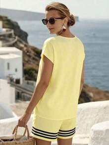 2 piezas Conjunto de top de manga corta con cuello en V a rayas y shorts para mujer - Amarillo - Ver 6