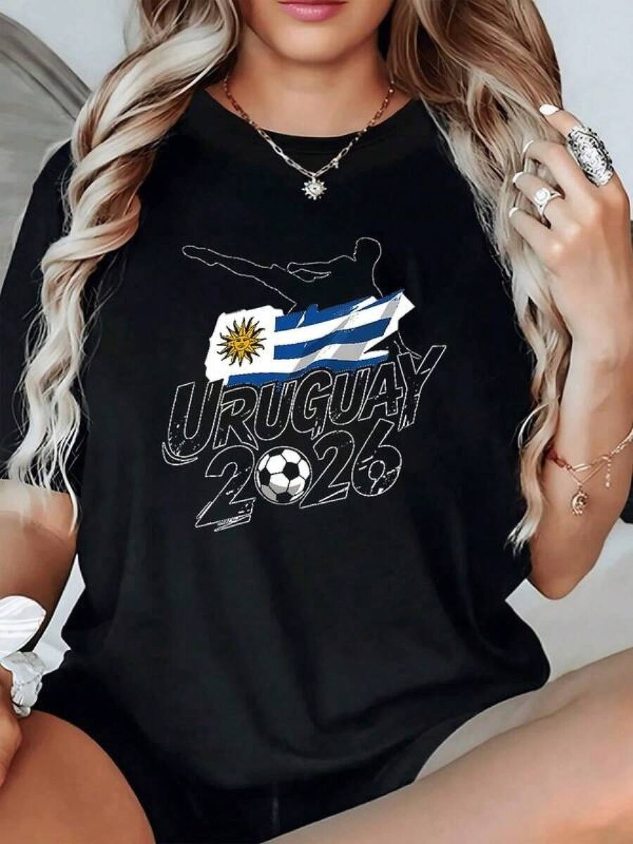 Bandera de Uruguay con un jugador golpeando un balón simbolizando pasión nacional y espíritu deportivo hacia 2026 camiseta de mujer casual cómoda y moderna - Negro - Ver 1