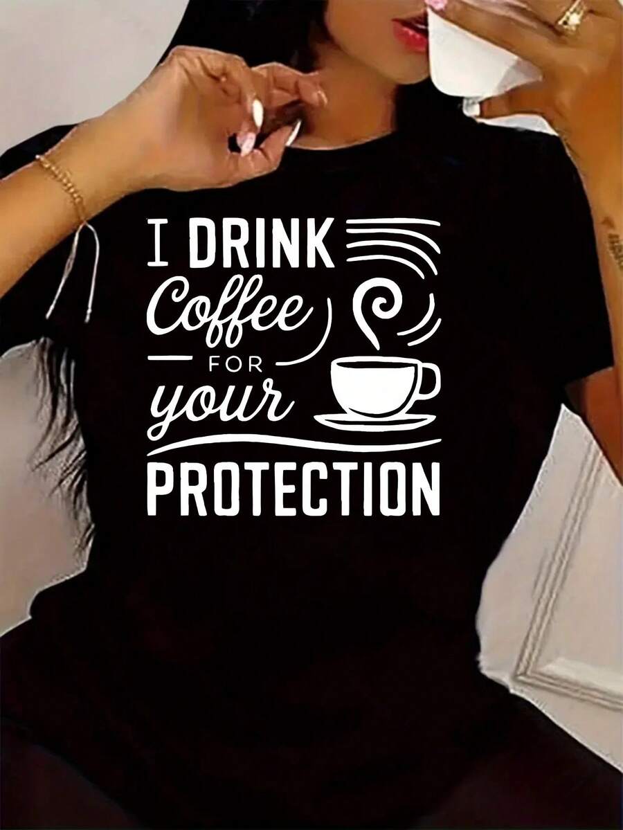 Camiseta de algodón puro para mujer, con la frase humorística "BEBO CAFÉ PARA TU PROTECCIÓN", es adecuada para un estilo casual de verano, perfecta para salidas a tomar café al aire libre o para usar en vacaciones. - Negro - Ver 1