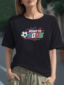 Balón acompañado de la frase Road to 2026 que simboliza la pasión por el fútbol y el camino hacia un nuevo torneo lleno de energía y esperanza camiseta para mujer 100% algodón confortable y resistente para aficionados del deporte - Negro - Ver 6