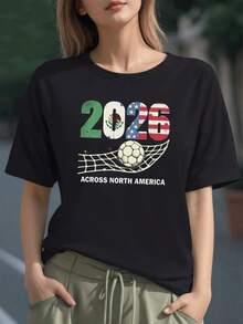 Balón de fútbol entrando en la red bajo el número 2026 con banderas de México Estados Unidos y Canadá simbolizando unión deportiva camiseta para mujer 100% algodón - Negro - Ver 1