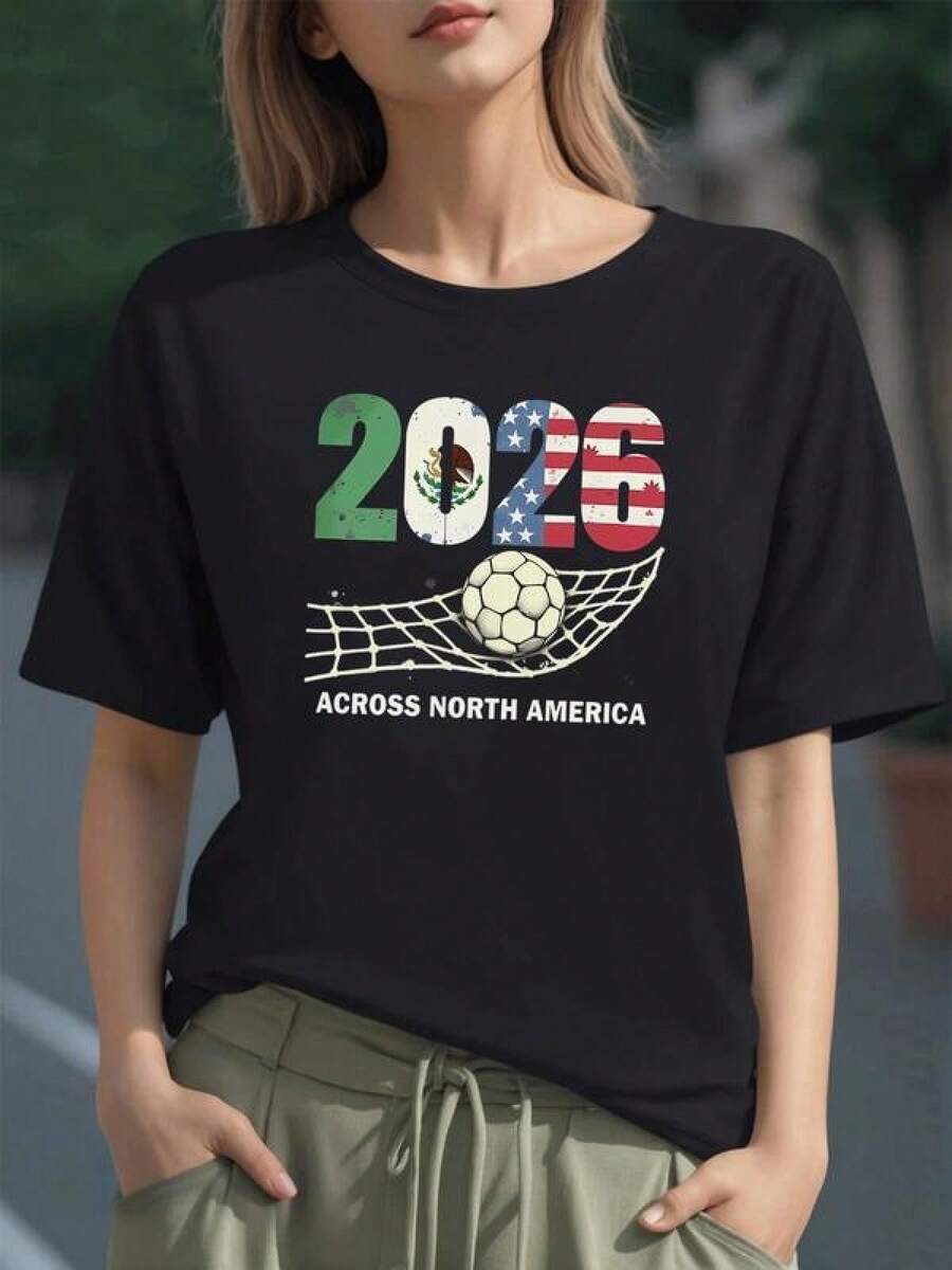 Balón de fútbol entrando en la red bajo el número 2026 con banderas de México Estados Unidos y Canadá simbolizando unión deportiva camiseta para mujer 100% algodón - Negro - Ver 1