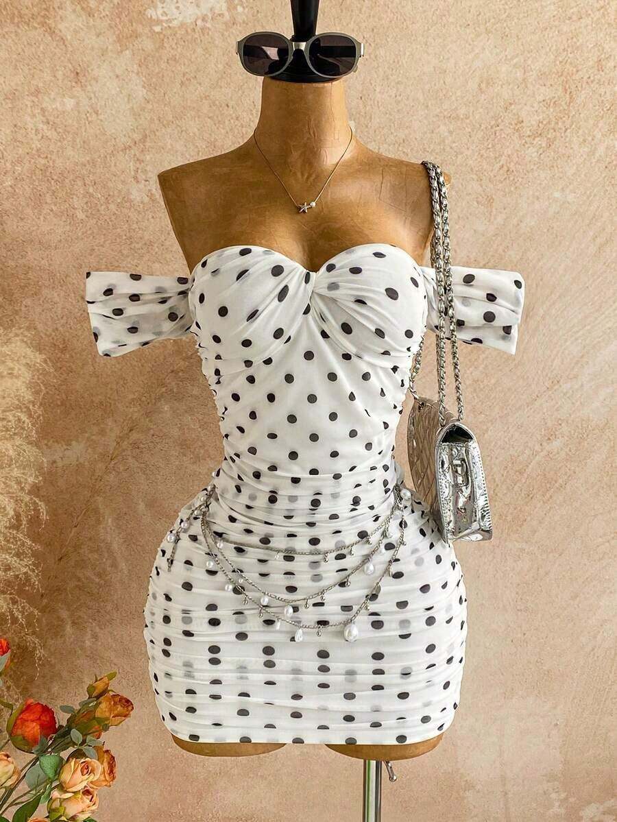 Vestido ajustado de punto y malla con hombros descubiertos para vacaciones - Blanco y Negro - Ver 1