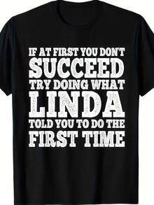 Camiseta gráfica inspiradora y llamativa, de color negro, con un diseño desgastado que presenta el mensaje "Si no lo logras al principio, intenta hacerlo como te dijo Linda la primera vez", con texto grande y pequeño, disponible en tallas grandes. - Negro - Ver 1