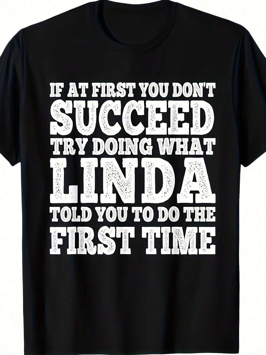 Camiseta gráfica inspiradora y llamativa, de color negro, con un diseño desgastado que presenta el mensaje "Si no lo logras al principio, intenta hacerlo como te dijo Linda la primera vez", con texto grande y pequeño, disponible en tallas grandes. - Negro - Ver 1