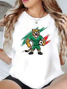 Jaguar feroz con uniforme verde sosteniendo balón representando fuerza pasión y orgullo deportivo mexicano con colores patrios en fondo dinámico camiseta de mujer casual cómoda moderno ajuste - Negro - Ver 1