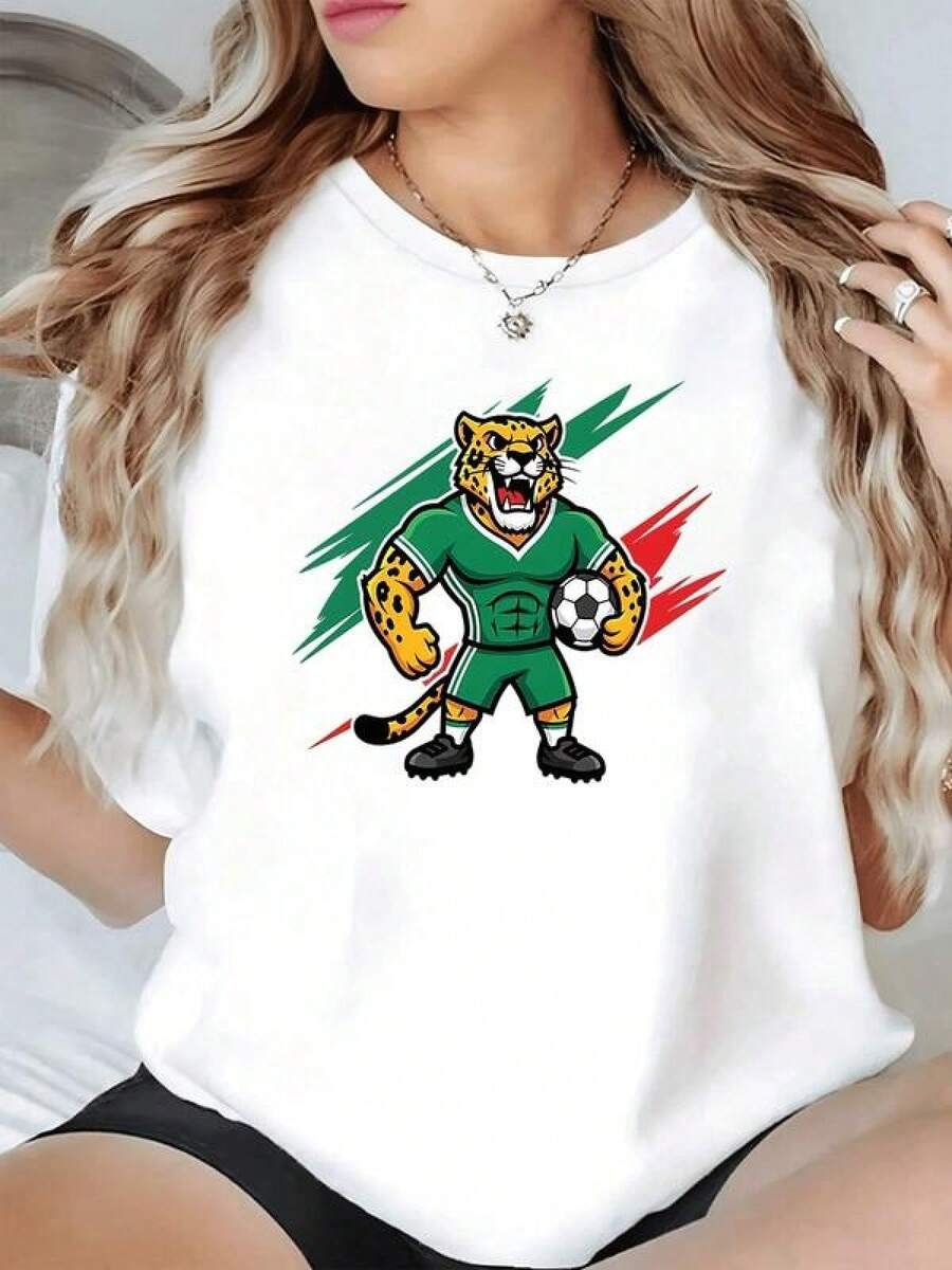 Jaguar feroz con uniforme verde sosteniendo balón representando fuerza pasión y orgullo deportivo mexicano con colores patrios en fondo dinámico camiseta de mujer casual cómoda moderno ajuste - Negro - Ver 1