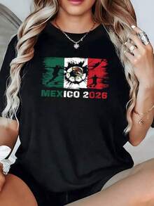 Bandera tricolor con figuras de futbolistas en acción y un balón que muestra el escudo nacional simbolizando pasión y fuerza por el torneo mundial 2026 camiseta de mujer casual moderna - Negro - Ver 6