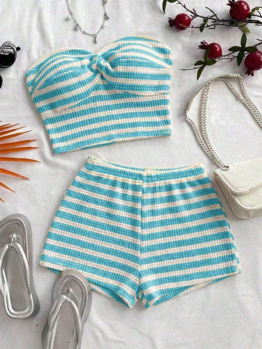 Set de 2 piezas para mujer compuesto por top bandeau texturizado a rayas rojas y blancas y pantalones cortos casuales, adecuado para citas, fiestas y vacaciones en la playa - Azul y blanco - Ver 1