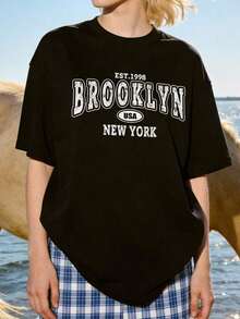 Camiseta de manga corta con cuello redondo suave y casual para mujer, estampado gráfico vintage desgastado de Brooklyn, Nueva York, EE. UU., fundada en 1998, adecuada para uso diario. - Negro - Ver 4