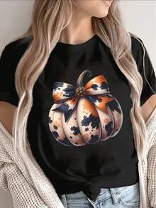Camiseta negra de manga corta, ligera y duradera, con un diseño de lazo de calabaza, es perfecta para salidas de otoño, uso casual o temas de decoración del hogar.Presenta un vibrante diseño en naranja y azul marino, lo que la convierte en una opción ideal para celebraciones de otoño y comodidad diaria. - Negro - Ver 1