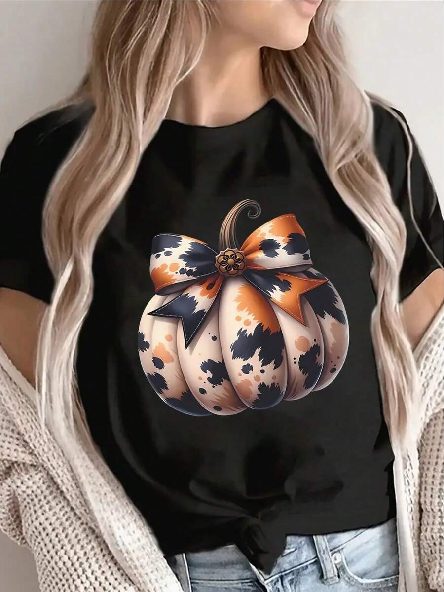 Camiseta negra de manga corta, ligera y duradera, con un diseño de lazo de calabaza, es perfecta para salidas de otoño, uso casual o temas de decoración del hogar.Presenta un vibrante diseño en naranja y azul marino, lo que la convierte en una opción ideal para celebraciones de otoño y comodidad diaria. - Negro - Ver 1