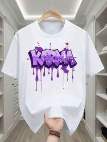 Camiseta Deportiva para Hombre, Estilo Urbano, con Estampado Gráfico de Letras 'Karma' en Grafiti Morado y Estrellas con Salpicaduras de Pintura - Morado Neón y Estampado Gráfico, Camiseta Casual de Manga Corta con Cuello Redondo para Adultos, Moda Urbana, Ajuste Cómodo, Diseño Relajado, Talla Grande - Blanco - Ver 7