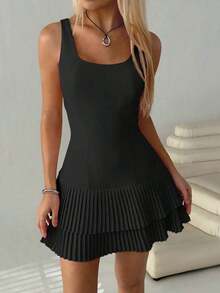 Vestido negro casual de mini falda con cuello cuadrado, sin mangas, con volantes y dobladillo plisado. Vestido negro mini lindo y elegante para mujeres. - Negro - Ver 6