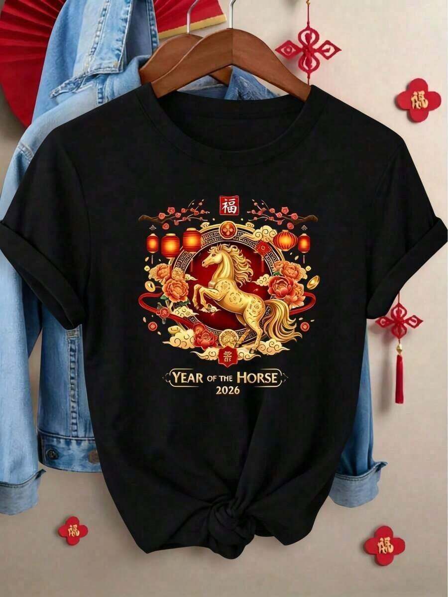 Camiseta Elegante para Mujer con Estampado del Año del Caballo 2026 - Decoración Tradicional China en Rojo y Dorado con Caballos y Linternas {S-4XL} Camiseta Relajada de Talla Grande - Negro - Ver 1