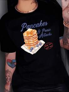 Torre de panqueques dorados con miel derramada y arándanos al lado simboliza dulzura y humor cotidiano camiseta de mujer casual moderna cómoda para uso diario - Negro - Ver 1