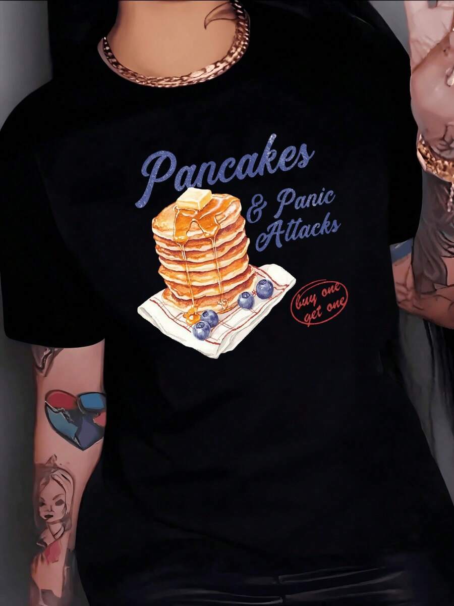 Torre de panqueques dorados con miel derramada y arándanos al lado simboliza dulzura y humor cotidiano camiseta de mujer casual moderna cómoda para uso diario - Negro - Ver 1