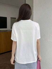 Women's Korean-Style Short-Sleeved T-Shirt, Elegant And Beautiful, With Off-The-Shoulder Design Featuring Colorful Artistic Words, A Heart, And Flowers. Creative, Sweet, And Fun, This Comfortable And Skin-Friendly T-Shirt Is Perfect For Everyday Casual Wear. The Round Neck And Soft, Breathable Fabric Make It Ideal For Parties And Gifts. Suitable For Spring, Summer, And Fall. - 白色 - 查看 2