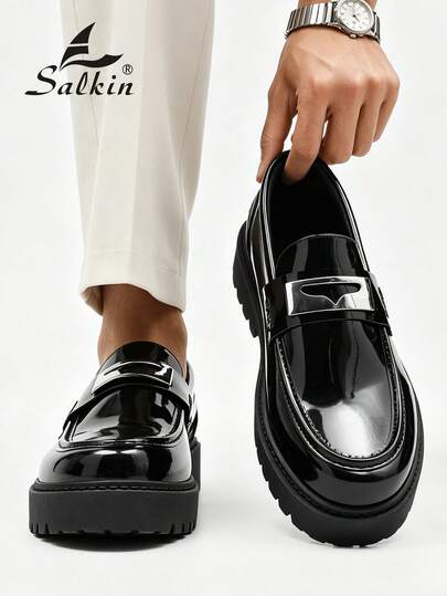 Salkin Mocasines minimalistas de estilo británico para hombres, con un toque vintage y una sensación de alta gama asequible. Zapatos de cuero formales con puntera redonda, suaves y cómodos, con suela gruesa antideslizante. Adecuados para uso casual, citas, fiestas, bodas, novio y ocasiones sociales en primavera/verano/otoño. El tamaño es pequeño, por favor pida un número talla grande grande.