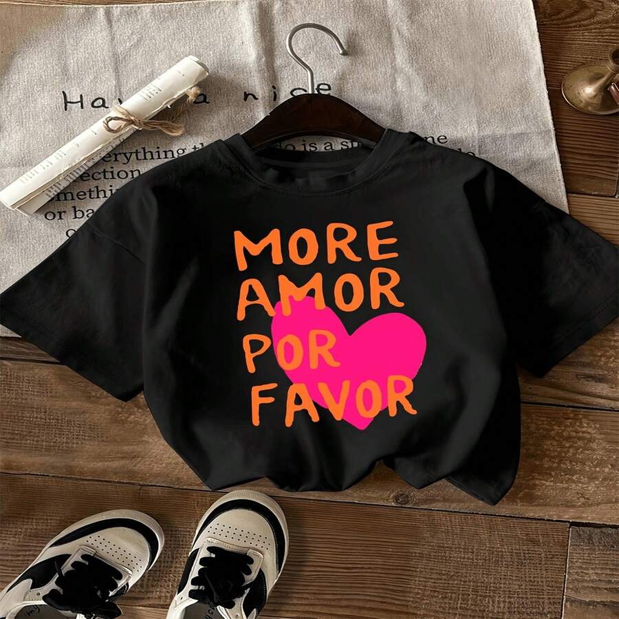 Camiseta exclusiva para el Día de la Independencia y el Día del Padre: camiseta informal de manga corta con estampado ajustado. Presenta un dise?o de manga corta con llamativas letras naranjas y divertidos estampados de corazones rosas. Perfecta para un look casual, una prenda holgada de estilo urbano (consulta la tabla de tallas para un ajuste holgado). - Negro - Ver 1