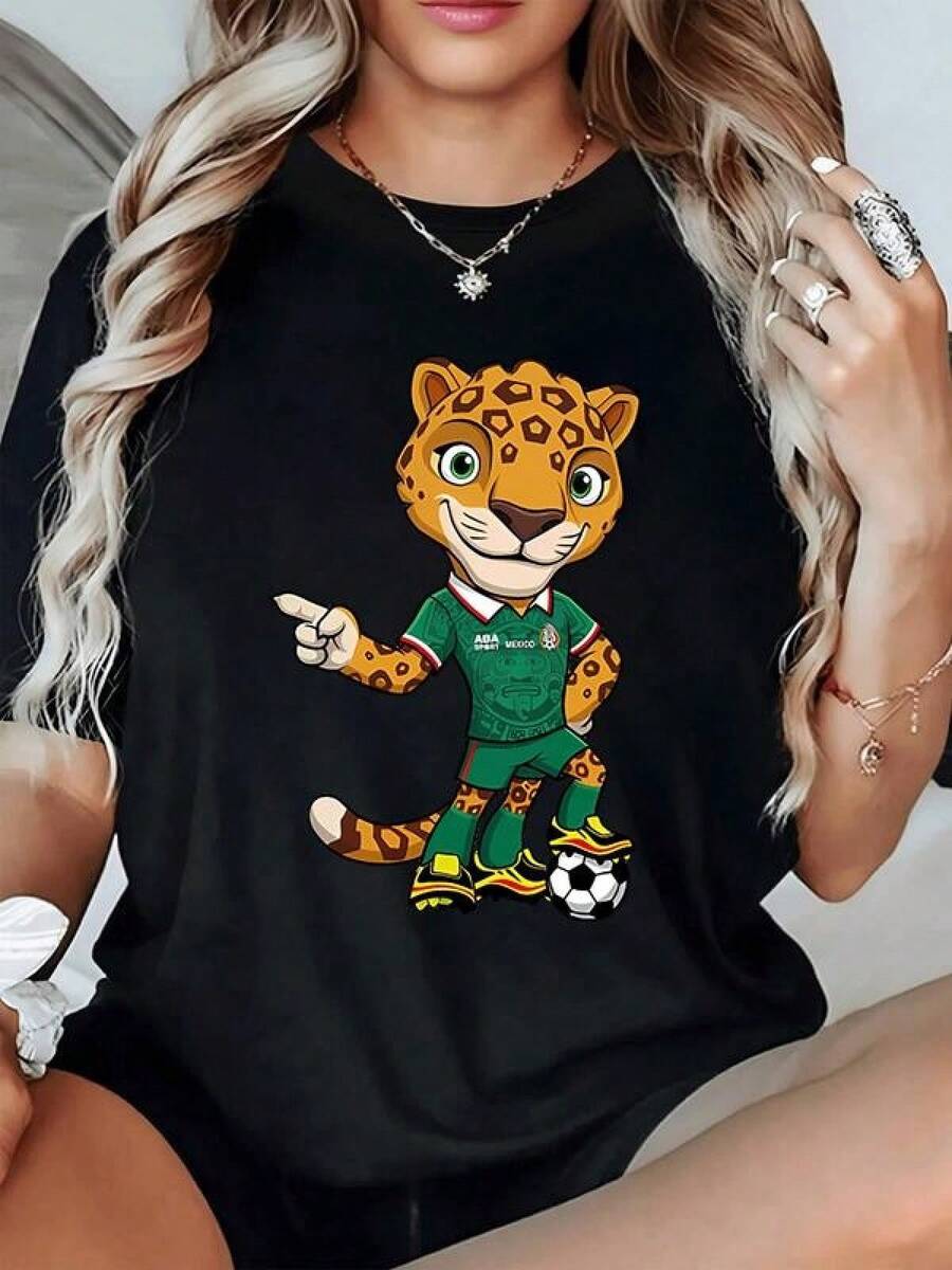 Leopardo deportivo con expresión alegre simboliza fuerza agilidad y espíritu competitivo de México con balón de fútbol y colores vibrantes camiseta de mujer casual moderna y cómoda para fanáticas del deporte - Negro - Ver 1