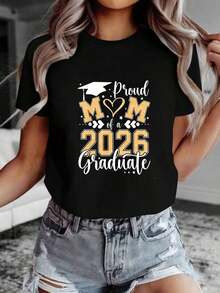 Suave, transpirable y ligera para comodidad durante todo el día. Camiseta de uso diario para mamá orgullosa con estampado de letras de graduación, camiseta de manga corta con cuello redondo para mujer, top casual para verano y primavera, ropa de mujer. Cuello redondo clásico con un corte relajado que favorece todas las formas del cuerpo y es fácil de combinar con jeans, shorts y leggings. - Negro - Ver 1