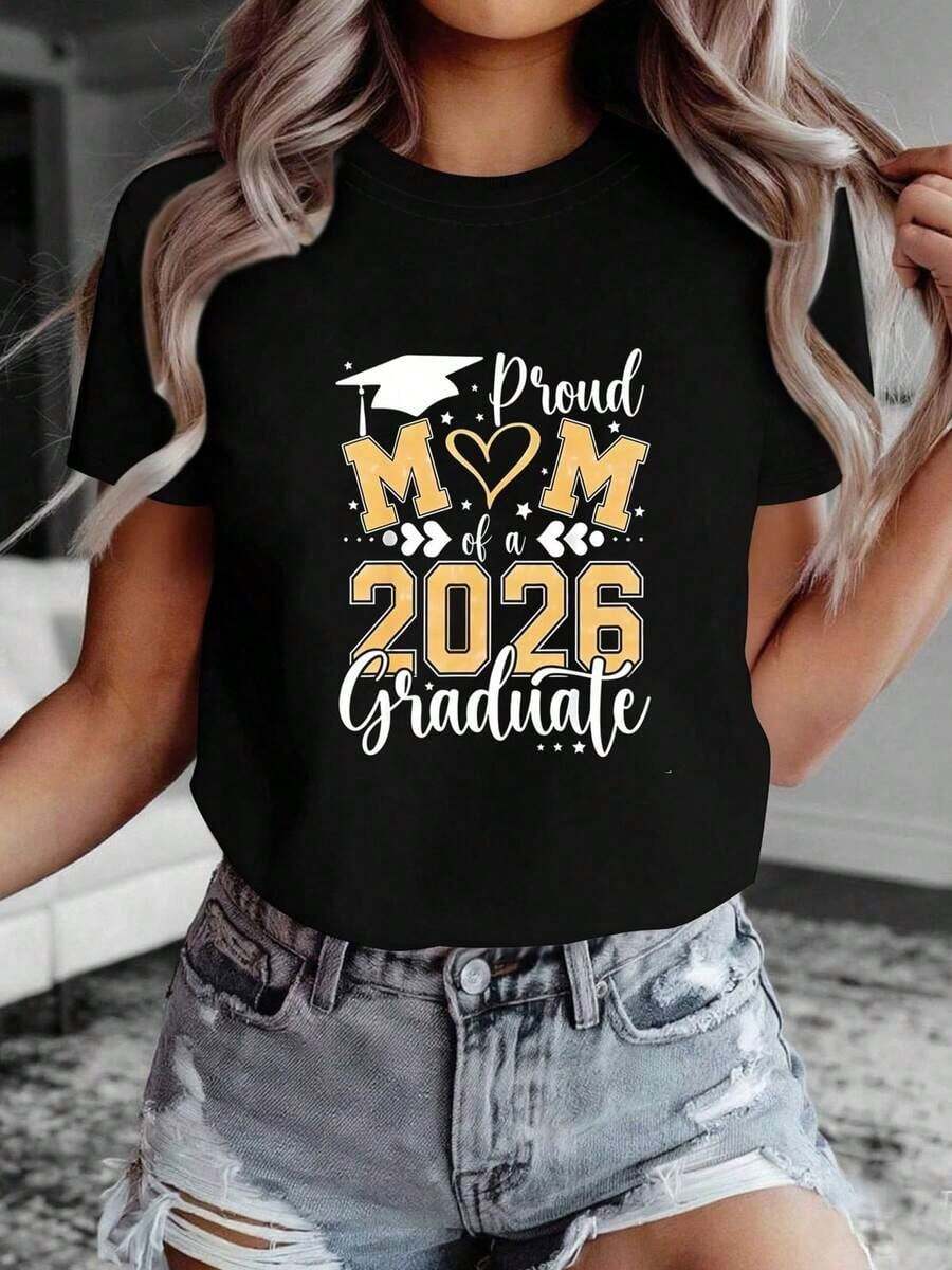 Suave, transpirable y ligera para comodidad durante todo el día. Camiseta de uso diario para mamá orgullosa con estampado de letras de graduación, camiseta de manga corta con cuello redondo para mujer, top casual para verano y primavera, ropa de mujer. Cuello redondo clásico con un corte relajado que favorece todas las formas del cuerpo y es fácil de combinar con jeans, shorts y leggings. - Negro - Ver 1