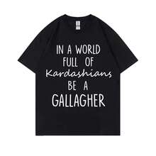 Camiseta femenina estampada al estilo Gallagher de " in A World", camiseta moderna e informal, camiseta holgada de algodón puro para mujer. - Negro - Ver 2