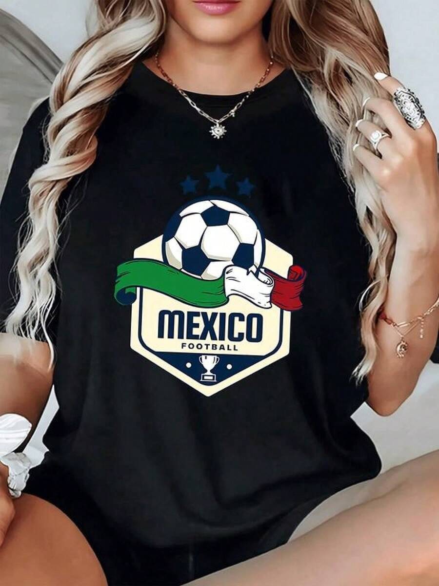 Balón de fútbol rodeado por una cinta ondeante con los colores verde blanco y rojo que simboliza la pasión y orgullo nacional de México camiseta de mujer cómoda casual para fanáticas del deporte mexicano - Negro - Ver 1