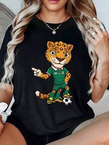 Leopardo deportivo con expresión alegre simboliza fuerza agilidad y espíritu competitivo de México con balón de fútbol y colores vibrantes camiseta de mujer casual moderna y cómoda para fanáticas del deporte - Negro - Ver 6