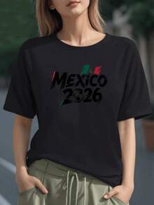 México 2026 con bandera y balón simbolizando orgullo nacional y pasión deportiva camiseta para mujer 100% algodón de corte cómodo y textura suave - Negro - Ver 1