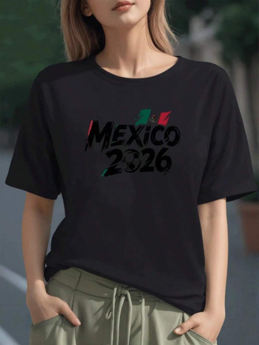 México 2026 con bandera y balón simbolizando orgullo nacional y pasión deportiva camiseta para mujer 100% algodón de corte cómodo y textura suave - Negro - Ver 1