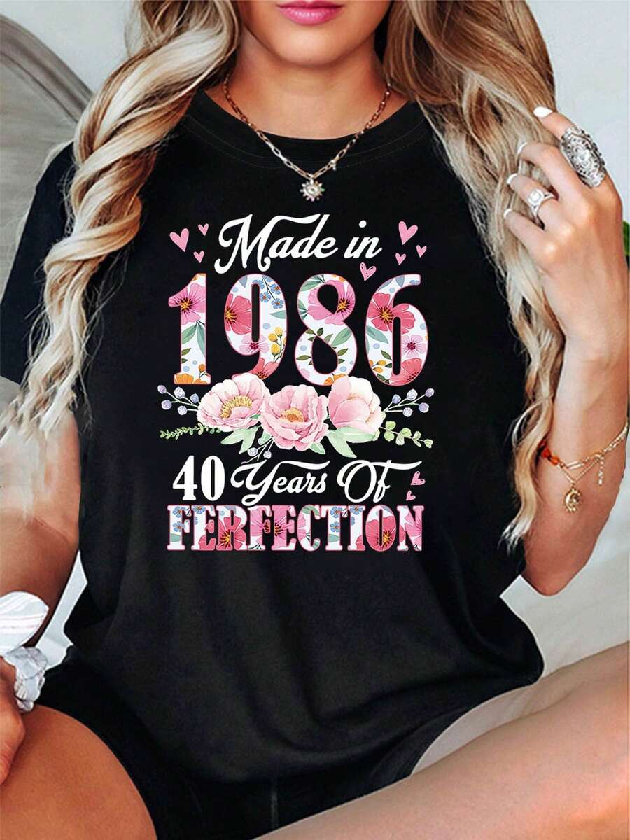Women's T-Shirt "Created In 1986: Celebrating 40 Years Of Excellence" For A 40th Birthday Theme, With Floral Slogans, Casual Short Sleeves And A Fresh Pink And White Design, Perfect For Commemorating 40 Years Since 1986 - 黑色 - 查看 1