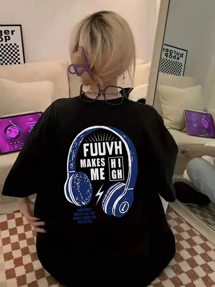Una camiseta con un estampado de auriculares azules y letras rojas, diseñada en estilo Y2K, ideal para mujeres como top casual, con cuello redondo y mangas cortas para el verano. - Negro - Ver 1
