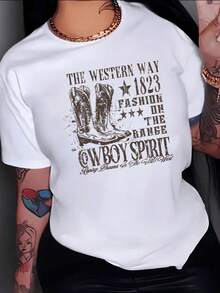 Botas vaqueras junto a estrellas que evocan el espíritu libre del oeste y la moda de 1823 representando aventura y sueños en paisajes amplios camiseta de mujer casual moderna para uso diario - Blanco - Ver 1
