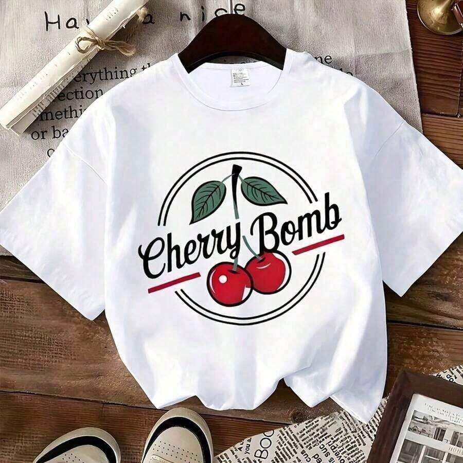 Black T-Shirt With A Cherry Design, Featuring Two Red Cherries With Green Leaves And The Stylized Text "Cherry Bomb" (Separated By A Red Line). It's A Casual Cotton Crew Neck T-Shirt, Perfect For Summer, Breathable, Suitable For Everyday Wear And For Creating Stylish Outfits. It's A Loose-Fitting, Oversized T-Shirt. - 白色 - 查看 1