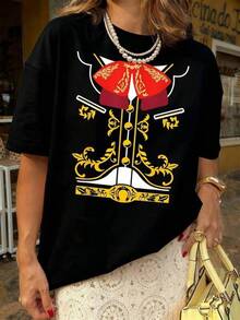 Motivo inspirado en traje de mariachi con chaqueta bordada dorada y moño rojo que simboliza tradición y elegancia en camiseta para mujer% algodón - Negro - Ver 6