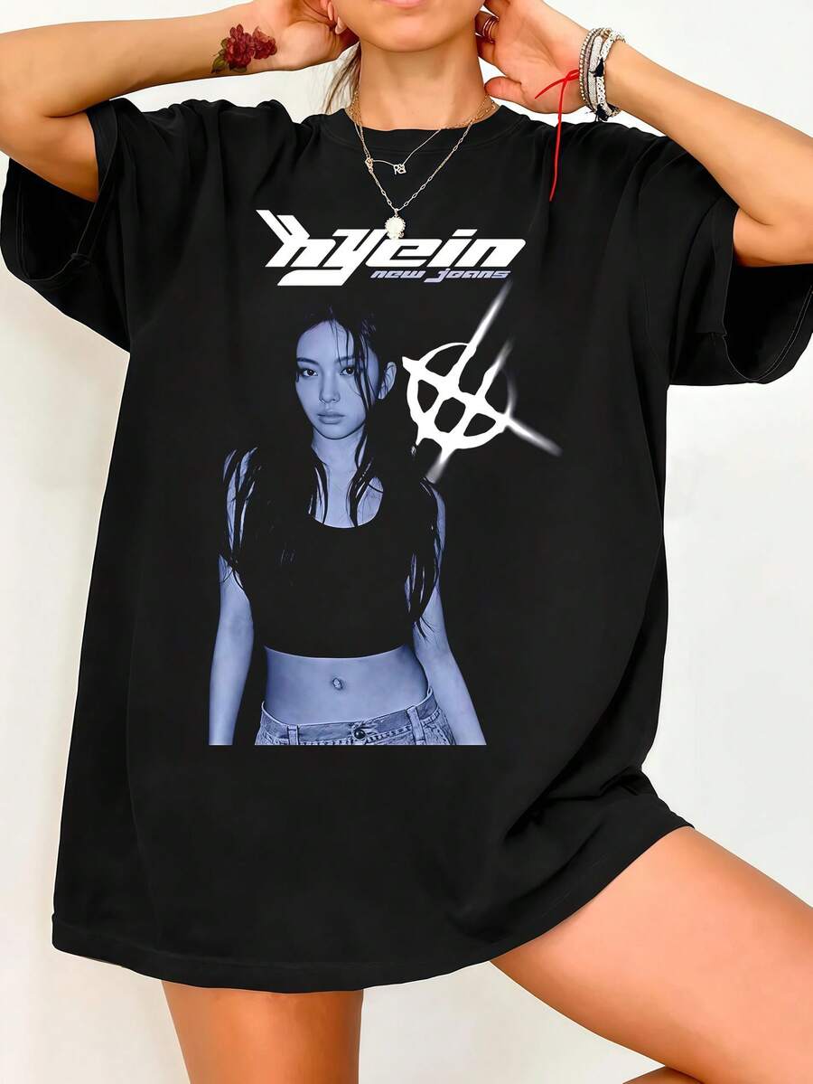 Hyein K-Pop Idol Portrait T-Shirt. Vintage Graphic Print, Casual Black Cotton Short-Sleeved T-Shirt. - 黑色 - 查看 1