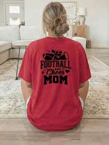Camiseta de manga corta informal para mujer, ideal para vacaciones de verano, [estampado de doble cara], ropa casual holgada para primavera/verano, color verde oliva, con las palabras "FOOTBALL AND Cheer MOM" estampadas en la parte delantera y patrones de balones de fútbol y pompones de animadora. Camiseta de manga corta con cuello redondo - Rojo - Ver 2