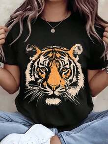 Soft, Breathable, And Lightweight For All-Day Comfort. Women's Tiger Print Graphic Tee With Crew Neck, Regular Fit, Casual Wear, Gift Idea, 220g. Classic Crew Neck With A Relaxed Fit That Flatters All Body Shapes And Is Easy To Pair With Jeans, Shorts, And Leggings. - 白色 - 查看 7