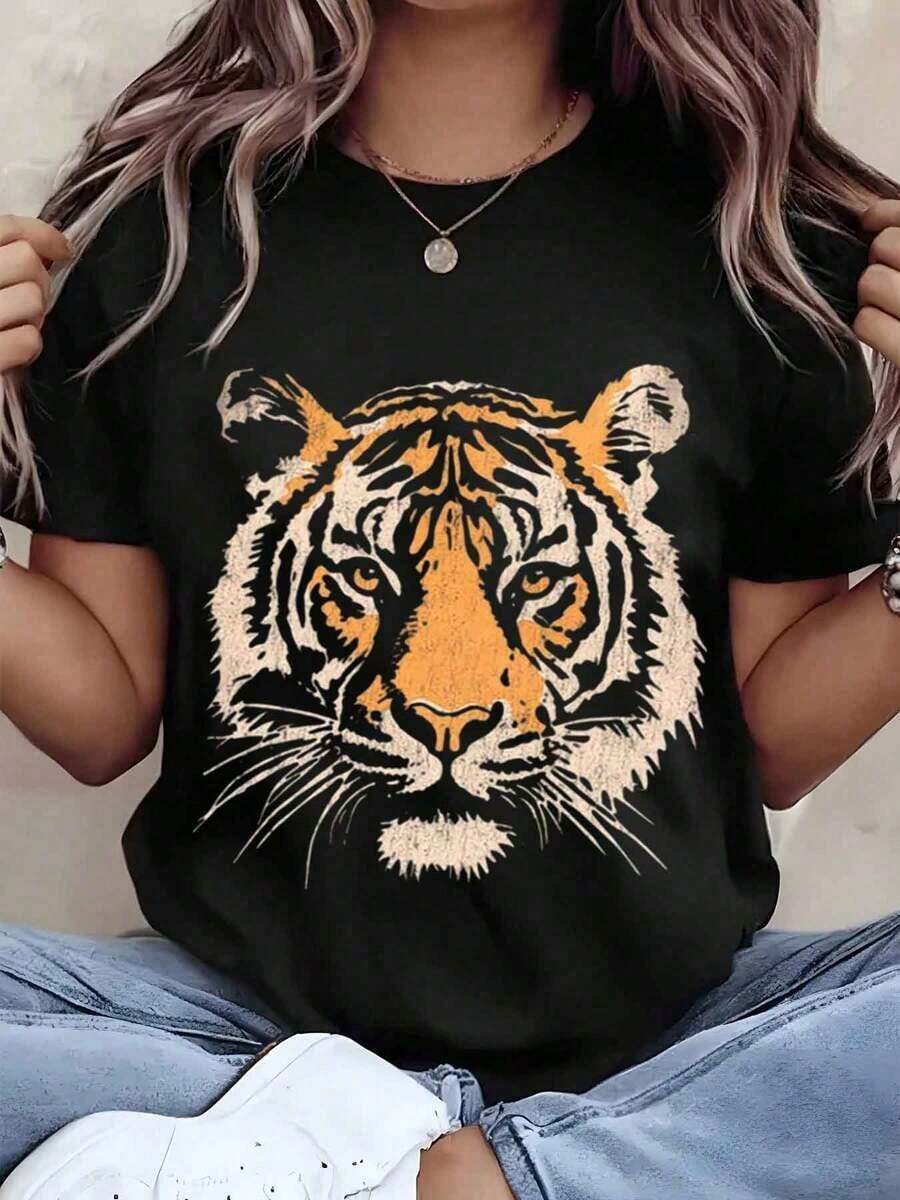 Soft, Breathable, And Lightweight For All-Day Comfort. Women's Tiger Print Graphic Tee With Crew Neck, Regular Fit, Casual Wear, Gift Idea, 220g. Classic Crew Neck With A Relaxed Fit That Flatters All Body Shapes And Is Easy To Pair With Jeans, Shorts, And Leggings. - 黑色 - 查看 1