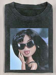 Figura de Muñeca con Vestido Negro, Camiseta Estampada de 230g, Algodón Batik de Alta Calidad, Estilo Retro, Marca de Moda, Cuello Redondo, Talla Grande, Camisa Casual Holgada, Unisex, Regalo Perfecto para las Fiestas. - Negro - Ver 1