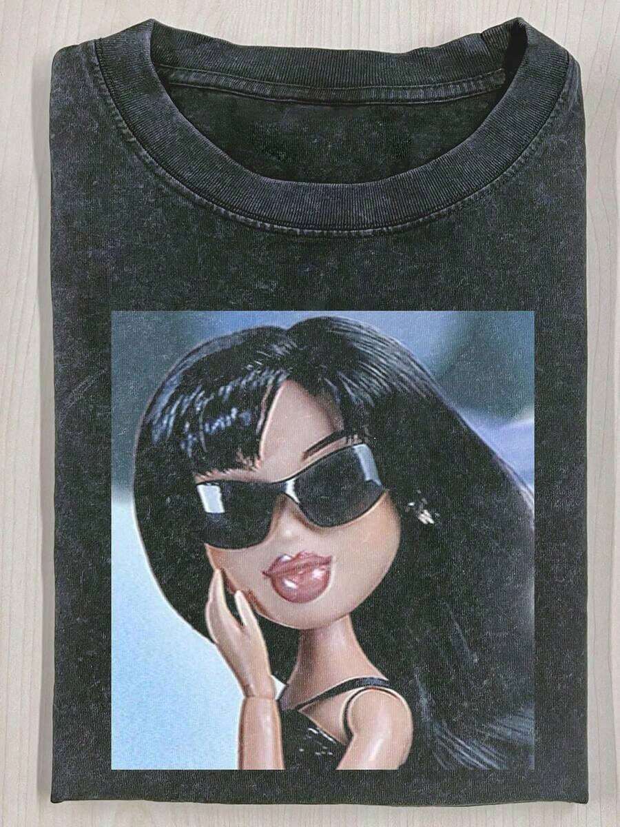 Figura de Muñeca con Vestido Negro, Camiseta Estampada de 230g, Algodón Batik de Alta Calidad, Estilo Retro, Marca de Moda, Cuello Redondo, Talla Grande, Camisa Casual Holgada, Unisex, Regalo Perfecto para las Fiestas. - Negro - Ver 1