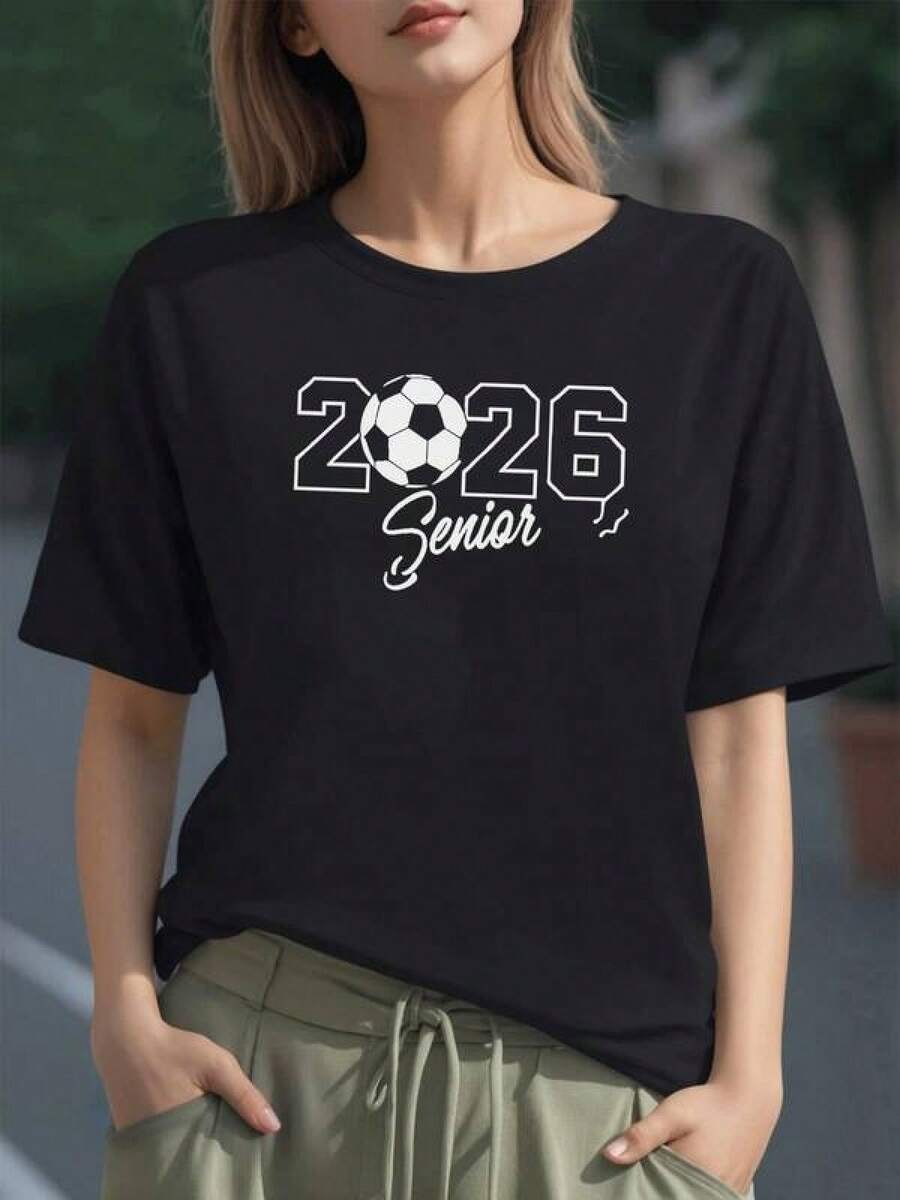 Gráfico que celebra el espíritu de graduación 2026 con un balón de fútbol que simboliza esfuerzo y pasión deportiva camiseta para mujer 100% algodón cómoda y moderna para uso diario - Negro - Ver 1