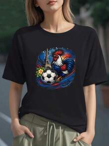 Gallo azul y rojo junto a la Torre Eiffel y un balón de fútbol simbolizando la pasión francesa por el deporte y la cultura camiseta para mujer 100% algodón - Negro - Ver 1