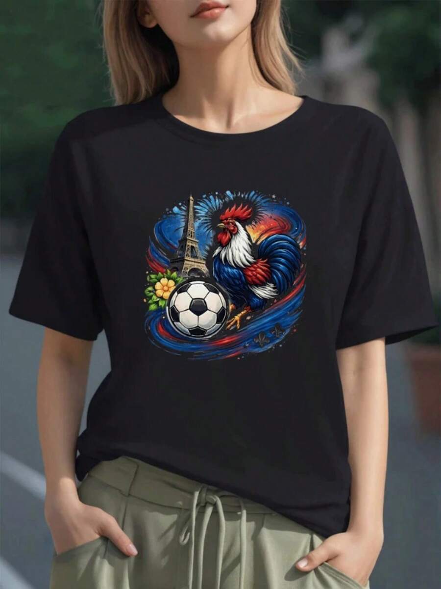 Gallo azul y rojo junto a la Torre Eiffel y un balón de fútbol simbolizando la pasión francesa por el deporte y la cultura camiseta para mujer 100% algodón - Negro - Ver 1