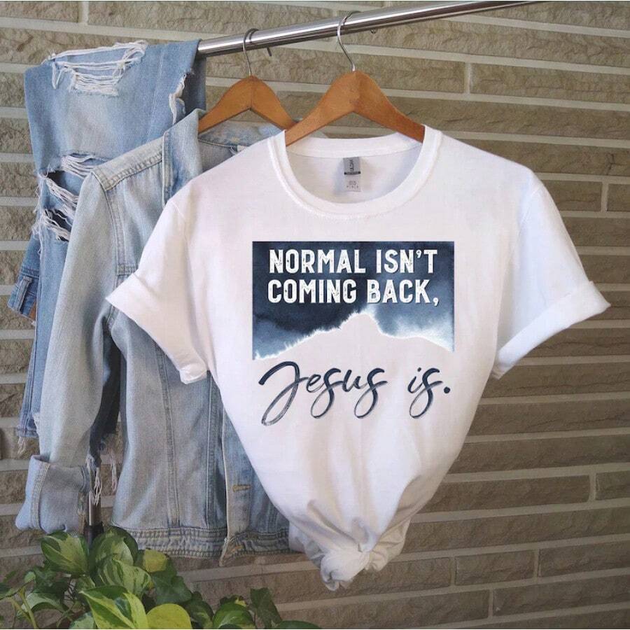 Lo normal no volverá, Jesús sí, El Rey viene, Jesús viene, La Segunda Venida, Camiseta Cristiana, Ropa Cristiana, Segunda Venida del Advento - Blanco - Ver 1