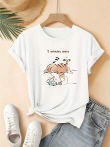 Camiseta de manga corta de corte regular para mujer - Diseño geométrico 2D de un gato durmiendo en la cama con un reloj despertador presionado, divertida y animada, informal, de cuello redondo, adecuada para todas las estaciones, disponible en varios colores y tallas, moda festiva, estética retro, material transpirable, estampado interesante. - Blanco - Ver 1